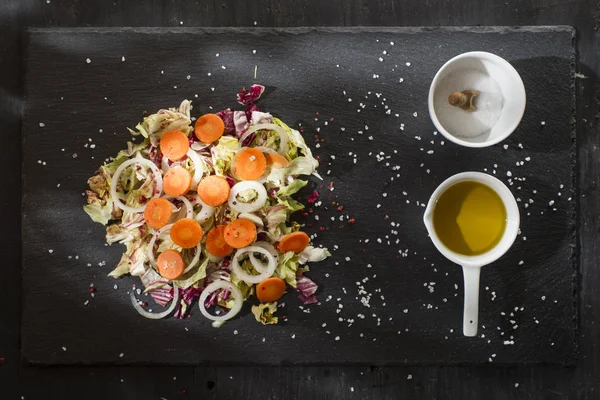 Gemischter Salat über Teller mit Schiefer — Stockfoto