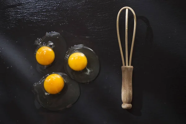 Fresh raw egg — Stock Photo, Image
