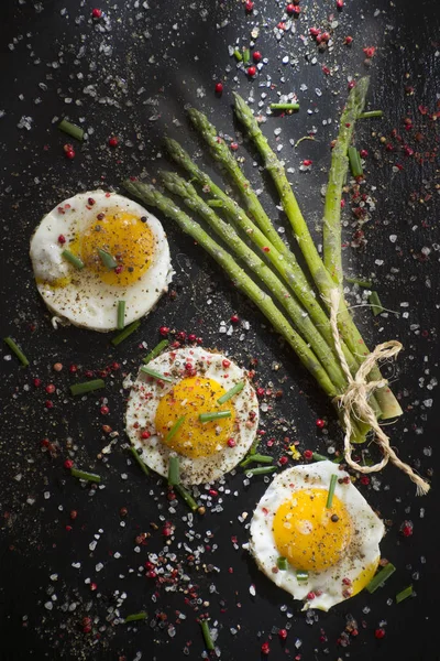 アスパラガスと卵 — ストック写真