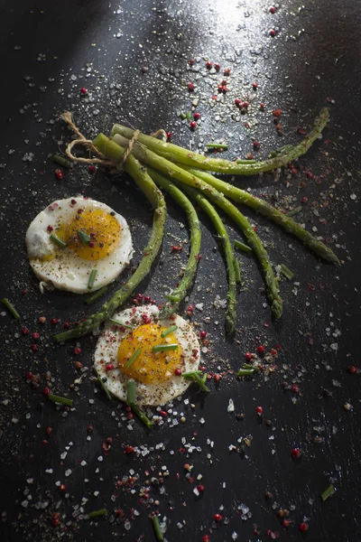 Uova con asparagi — Foto Stock