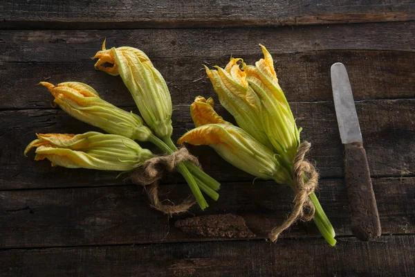 De verse pompoen gele bloemen — Stockfoto