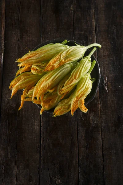 A flor de abóbora amarela fresca — Fotografia de Stock