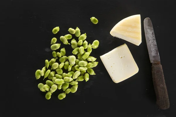 Schoten mit Käse — Stockfoto