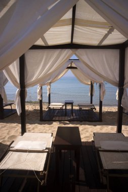 Denizin kenarında güneş gölge