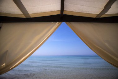 Denizin kenarında güneş gölge