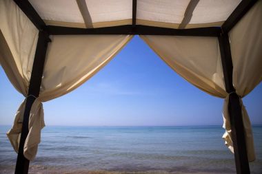 Denizin kenarında güneş gölge