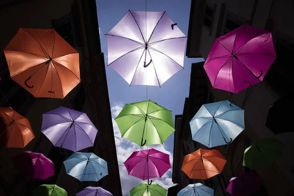 Зонты разных цветов — стоковое фото