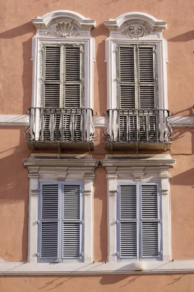 Fenster im alten Stil — Stockfoto