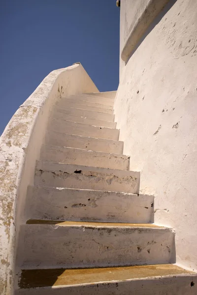 Vit trappa i murverk — Stockfoto