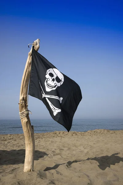 海賊の旗を掲揚するには — ストック写真
