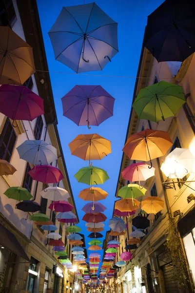 farklı renk şemsiyeler