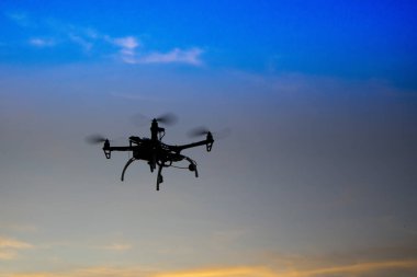 Bir dron uçuş