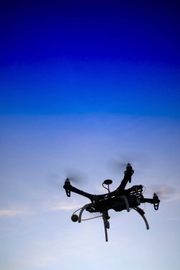 Bir dron uçuş