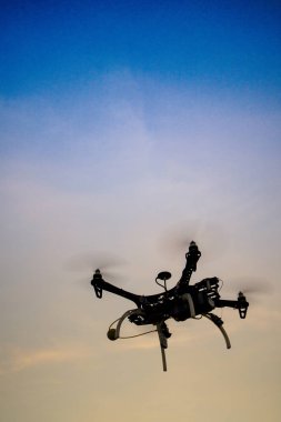 Bir dron uçuş