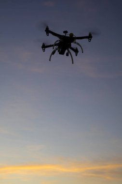 Bir dron uçuş