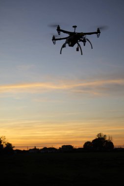 Bir dron uçuş
