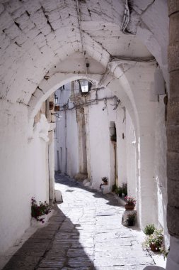 Ostuni beyaz yollar