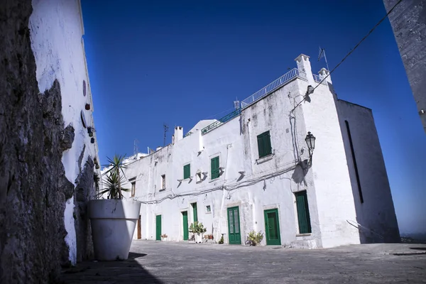 De witte wegen in Ostuni — Stockfoto