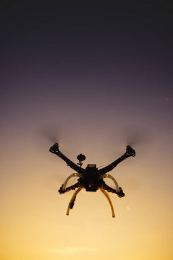 Gün batımında uçuşta Quadrocopter