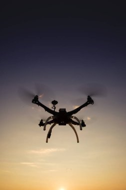 Gün batımında uçuşta Quadrocopter