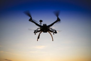 Gün batımında uçuşta Quadrocopter