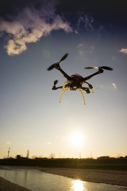 Gün batımında uçuşta Quadrocopter