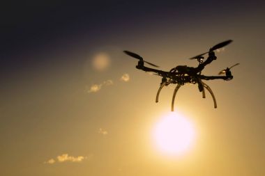 Gün batımında uçuşta Quadrocopter