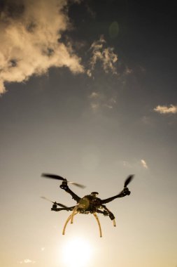 Gün batımında uçuşta Quadrocopter