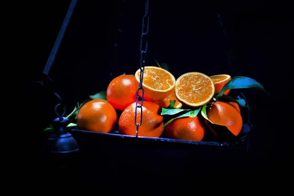 Апельсины на весах — стоковое фото
