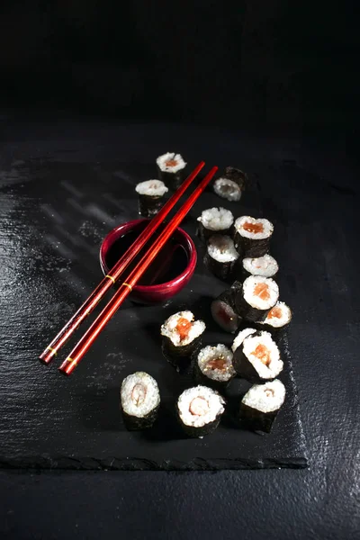 Sushi auf schwarzem Hintergrund — Stockfoto