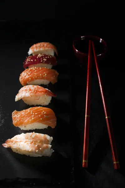 Sushi sobre un fondo negro —  Fotos de Stock