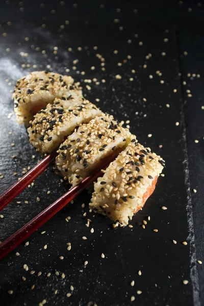 Sushi-Gericht mit Stäbchen — Stockfoto