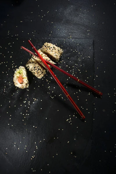 Plato de sushi con palillos — Foto de Stock