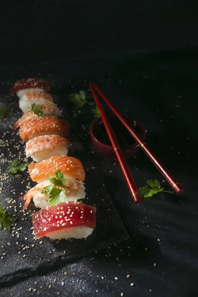 Typisch japanisches Sushi-Gericht — Stockfoto