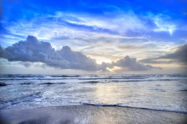 Zonsondergang vanaf het strand — Stockfoto