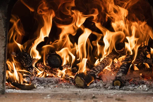 Fuoco e fiamme di legno — Foto Stock
