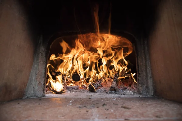 Fuoco e fiamme di legno — Foto Stock
