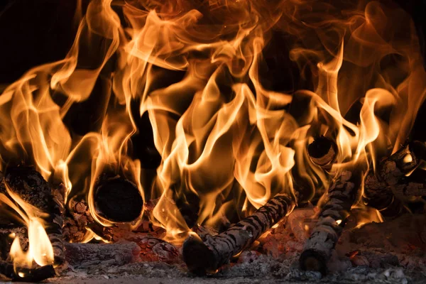 Fuoco e fiamme di legno — Foto Stock