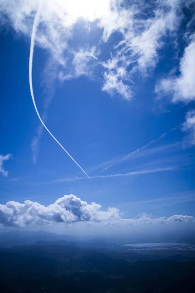 Scia links door een vliegtuig — Stockfoto