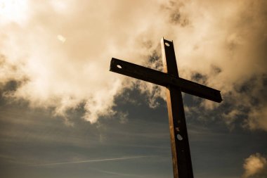 Demir Haç ve bulutlu gökyüzü