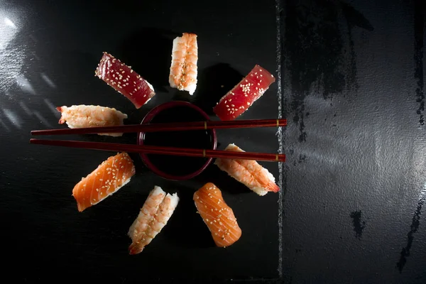 Runder Sushi-Teller mit Essstäbchen — Stockfoto