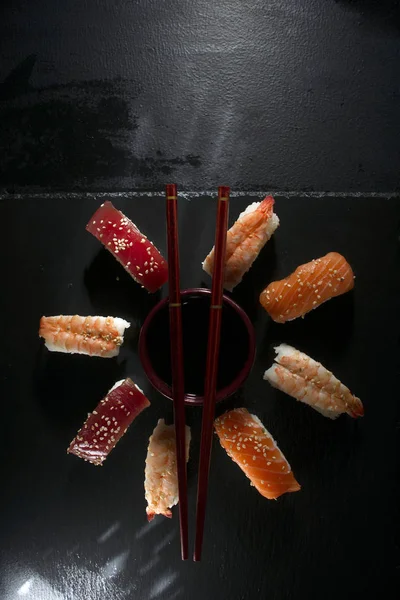 Runder Sushi-Teller mit Essstäbchen — Stockfoto