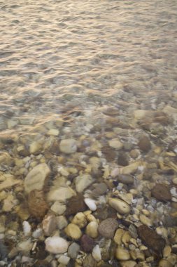 nehir yatağındaki taşların