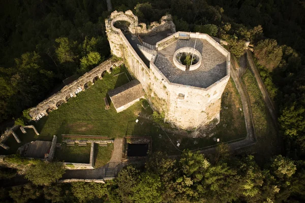 Pequeño castillo de Aghinolfi — Foto de stock gratis