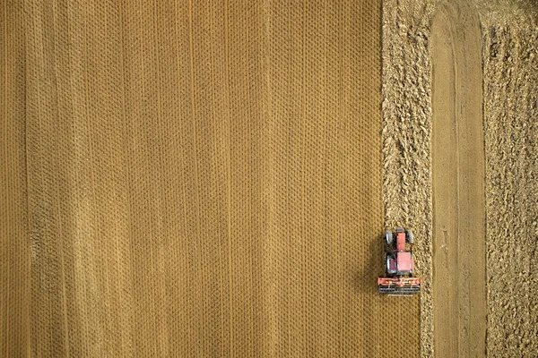 Arrojar la tierra — Foto de stock gratuita