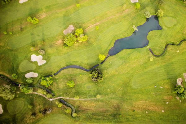 Вид сверху на поле для гольфа — стоковое фото