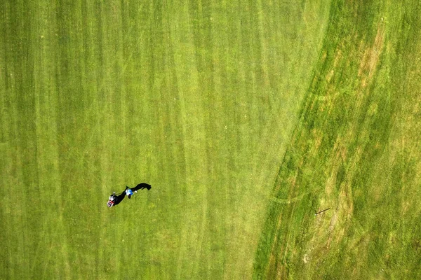 Vue de dessus Jouer au golf — Photo