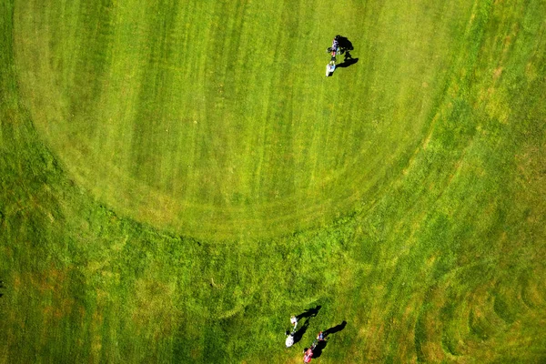 Pohled shora hrací golf — Stock fotografie