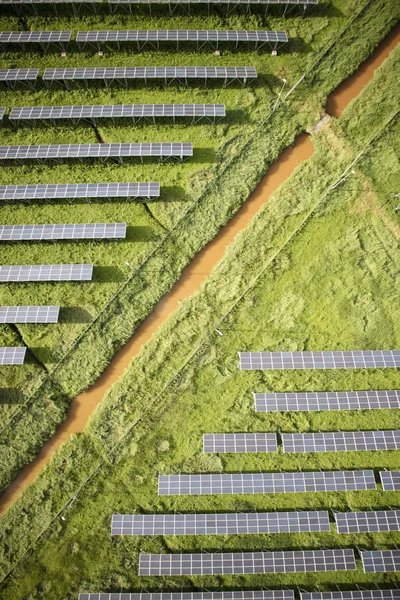 太陽光発電パネルのシリーズ — ストック写真