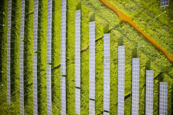 Reeks van fotovoltaïsche panelen — Stockfoto